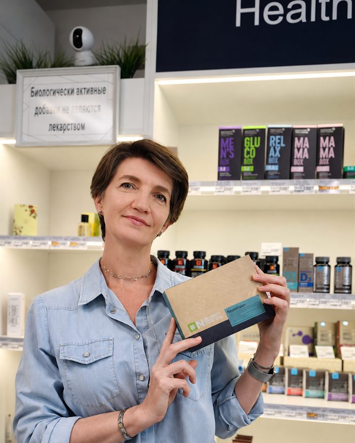 Наталья Звонова у витрины своего магазина Siberian Wellness в Усть-Каменогорске